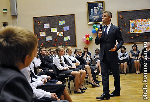 01.09.2011 В России традиционно отметили День знаний. Торжественные линейки прошли в школах и вузах Москвы. Открытые уроки, посвященные Дню знаний, посетили известные политики и бизнесмены. В церемониях награждения приняли участие первые лица страны