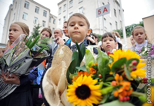 01.09.2011 В России традиционно отметили День знаний. Торжественные линейки прошли в школах и вузах Москвы. Открытые уроки, посвященные Дню знаний, посетили известные политики и бизнесмены. В церемониях награждения приняли участие первые лица страны