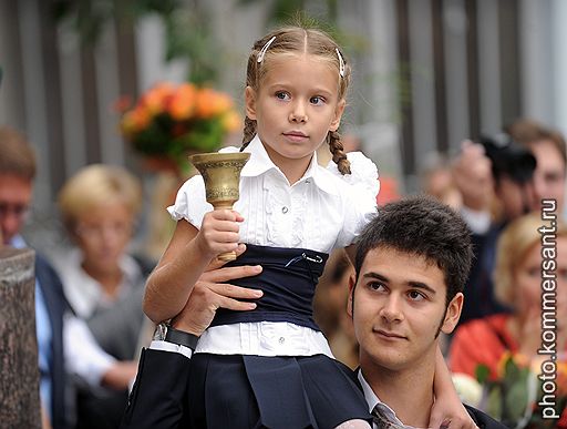 01.09.2011 В России традиционно отметили День знаний. Торжественные линейки прошли в школах и вузах Москвы. Открытые уроки, посвященные Дню знаний, посетили известные политики и бизнесмены. В церемониях награждения приняли участие первые лица страны