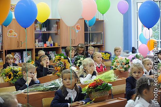 01.09.2011 В России традиционно отметили День знаний. Торжественные линейки прошли в школах и вузах Москвы. Открытые уроки, посвященные Дню знаний, посетили известные политики и бизнесмены. В церемониях награждения приняли участие первые лица страны