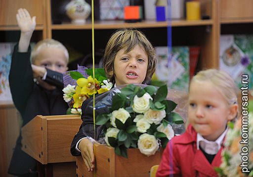 01.09.2011 В России традиционно отметили День знаний. Торжественные линейки прошли в школах и вузах Москвы. Открытые уроки, посвященные Дню знаний, посетили известные политики и бизнесмены. В церемониях награждения приняли участие первые лица страны