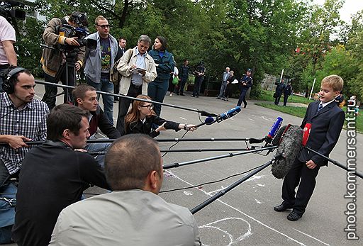 01.09.2011 В России традиционно отметили День знаний. Торжественные линейки прошли в школах и вузах Москвы. Открытые уроки, посвященные Дню знаний, посетили известные политики и бизнесмены. В церемониях награждения приняли участие первые лица страны