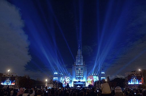 04.09.2011 На Воробьевых горах в Москве состоялось световое &quot;Альфа-Шоу 4D&quot; в постановке режиссера Дэвида Аткинса, посвященное празднованию Дня города. Шоу сопровождалось грандиозным фейерверком над зданием МГУ