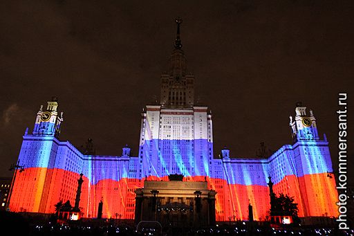 04.09.2011 На Воробьевых горах в Москве состоялось световое &quot;Альфа-Шоу 4D&quot; в постановке режиссера Дэвида Аткинса, посвященное празднованию Дня города. Шоу сопровождалось грандиозным фейерверком над зданием МГУ