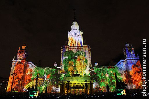 04.09.2011 На Воробьевых горах в Москве состоялось световое &quot;Альфа-Шоу 4D&quot; в постановке режиссера Дэвида Аткинса, посвященное празднованию Дня города. Шоу сопровождалось грандиозным фейерверком над зданием МГУ