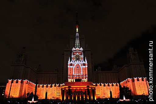 04.09.2011 На Воробьевых горах в Москве состоялось световое &quot;Альфа-Шоу 4D&quot; в постановке режиссера Дэвида Аткинса, посвященное празднованию Дня города. Шоу сопровождалось грандиозным фейерверком над зданием МГУ