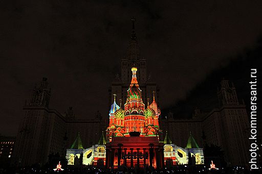 04.09.2011 На Воробьевых горах в Москве состоялось световое &quot;Альфа-Шоу 4D&quot; в постановке режиссера Дэвида Аткинса, посвященное празднованию Дня города. Шоу сопровождалось грандиозным фейерверком над зданием МГУ