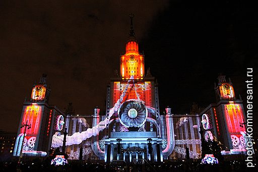 04.09.2011 На Воробьевых горах в Москве состоялось световое &quot;Альфа-Шоу 4D&quot; в постановке режиссера Дэвида Аткинса, посвященное празднованию Дня города. Шоу сопровождалось грандиозным фейерверком над зданием МГУ