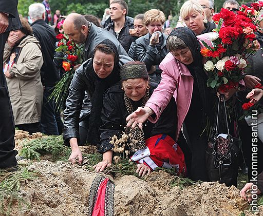 10.09.2011 В Ярославле около 100 тыс. человек пришли попрощаться с хоккеистами &quot;Локомотива&quot;, погибшими 7 сентября в авиакатастрофе. Церемония прощания состоялась в ледовом дворце. Отпевание погибших прошло в Успенском соборе, похороны – на Леонтьевском кладбище