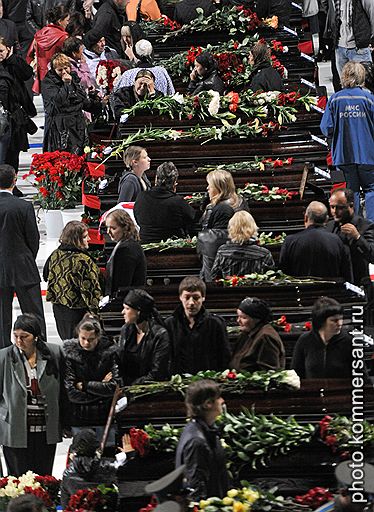 10.09.2011 В Ярославле около 100 тыс. человек пришли попрощаться с хоккеистами &quot;Локомотива&quot;, погибшими 7 сентября в авиакатастрофе. Церемония прощания состоялась в ледовом дворце. Отпевание погибших прошло в Успенском соборе, похороны – на Леонтьевском кладбище