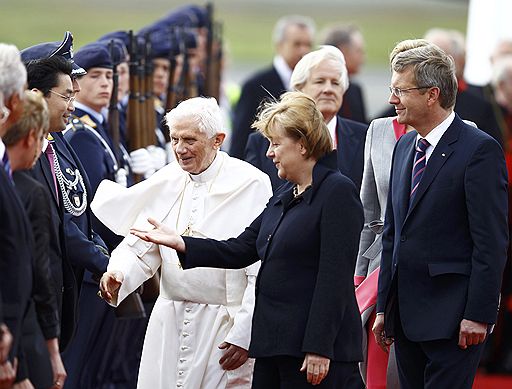 22.09.2011 Бенедикт XVI прибыл с визитом на родину в Германию. В аэропорту Берлина понтифика встречали президент Кристиан Вульф и канцлер Ангела Меркель. Беспрецедентные меры безопасности приняты в столице в связи с визитом понтифика. Тем временем простые немцы недовольны возращением папы, а депутаты парламента угрожают бойкотировать речь Бенедикта XVI