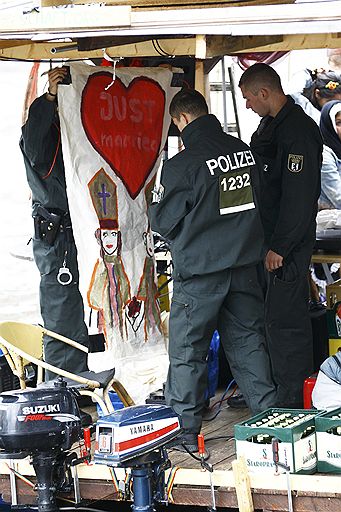 22.09.2011 Бенедикт XVI прибыл с визитом на родину в Германию. В аэропорту Берлина понтифика встречали президент Кристиан Вульф и канцлер Ангела Меркель. Беспрецедентные меры безопасности приняты в столице в связи с визитом понтифика. Тем временем простые немцы недовольны возращением папы, а депутаты парламента угрожают бойкотировать речь Бенедикта XVI