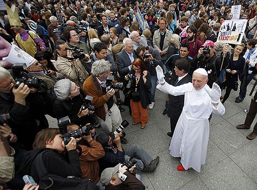 22.09.2011 Бенедикт XVI прибыл с визитом на родину в Германию. В аэропорту Берлина понтифика встречали президент Кристиан Вульф и канцлер Ангела Меркель. Беспрецедентные меры безопасности приняты в столице в связи с визитом понтифика. Тем временем простые немцы недовольны возращением папы, а депутаты парламента угрожают бойкотировать речь Бенедикта XVI