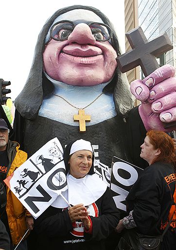 22.09.2011 Бенедикт XVI прибыл с визитом на родину в Германию. В аэропорту Берлина понтифика встречали президент Кристиан Вульф и канцлер Ангела Меркель. Беспрецедентные меры безопасности приняты в столице в связи с визитом понтифика. Тем временем простые немцы недовольны возращением папы, а депутаты парламента угрожают бойкотировать речь Бенедикта XVI