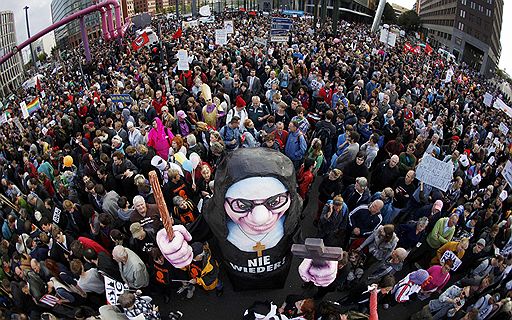 22.09.2011 Бенедикт XVI прибыл с визитом на родину в Германию. В аэропорту Берлина понтифика встречали президент Кристиан Вульф и канцлер Ангела Меркель. Беспрецедентные меры безопасности приняты в столице в связи с визитом понтифика. Тем временем простые немцы недовольны возращением папы, а депутаты парламента угрожают бойкотировать речь Бенедикта XVI