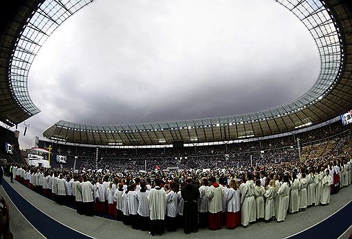 22.09.2011 Бенедикт XVI прибыл с визитом на родину в Германию. В аэропорту Берлина понтифика встречали президент Кристиан Вульф и канцлер Ангела Меркель. Беспрецедентные меры безопасности приняты в столице в связи с визитом понтифика. Тем временем простые немцы недовольны возращением папы, а депутаты парламента угрожают бойкотировать речь Бенедикта XVI