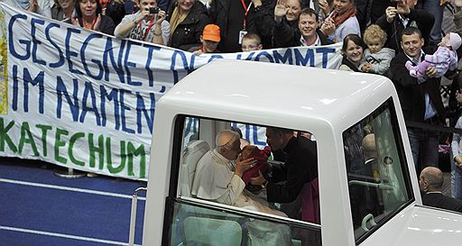 22.09.2011 Бенедикт XVI прибыл с визитом на родину в Германию. В аэропорту Берлина понтифика встречали президент Кристиан Вульф и канцлер Ангела Меркель. Беспрецедентные меры безопасности приняты в столице в связи с визитом понтифика. Тем временем простые немцы недовольны возращением папы, а депутаты парламента угрожают бойкотировать речь Бенедикта XVI