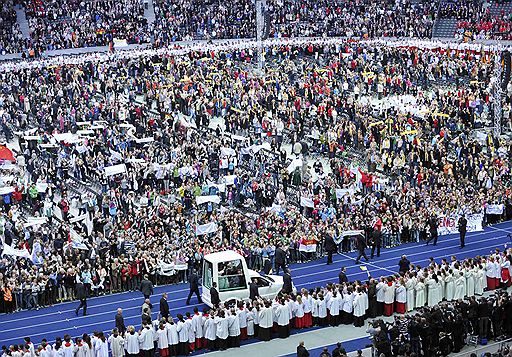 22.09.2011 Бенедикт XVI прибыл с визитом на родину в Германию. В аэропорту Берлина понтифика встречали президент Кристиан Вульф и канцлер Ангела Меркель. Беспрецедентные меры безопасности приняты в столице в связи с визитом понтифика. Тем временем простые немцы недовольны возращением папы, а депутаты парламента угрожают бойкотировать речь Бенедикта XVI