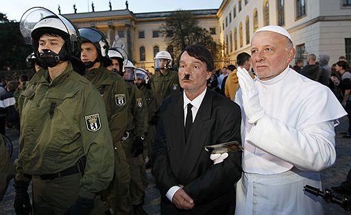 22.09.2011 Бенедикт XVI прибыл с визитом на родину в Германию. В аэропорту Берлина понтифика встречали президент Кристиан Вульф и канцлер Ангела Меркель. Беспрецедентные меры безопасности приняты в столице в связи с визитом понтифика. Тем временем простые немцы недовольны возращением папы, а депутаты парламента угрожают бойкотировать речь Бенедикта XVI