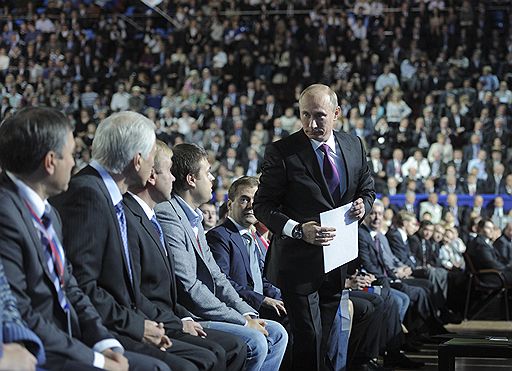 24.09.2011 В Москве в Лужниках прошел съезд партии «Единая Россия». На нем разрешилась главная политическая интрига — Дмитрий Медведев предложил Владимиру Путину баллотироваться в президенты России, а сам согласился работать в правительстве и возглавить партию власти