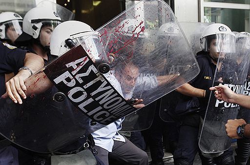 26.09.2011 В Афинах прошли забастовки с требованием отказаться от жестких мер экономии, принимаемых властями. В массовых акциях протеста приняли участие около 2 тыс. демонстрантов. Для разгона протестущих полиции пришлось применить слезоточивый газ