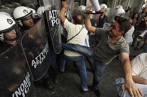 26.09.2011 В Афинах прошли забастовки с требованием отказаться от жестких мер экономии, принимаемых властями. В массовых акциях протеста приняли участие около 2 тыс. демонстрантов. Для разгона протестущих полиции пришлось применить слезоточивый газ