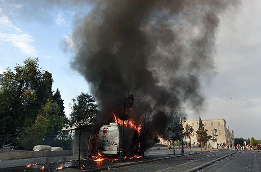 26.09.2011 В Афинах прошли забастовки с требованием отказаться от жестких мер экономии, принимаемых властями. В массовых акциях протеста приняли участие около 2 тыс. демонстрантов. Для разгона протестущих полиции пришлось применить слезоточивый газ