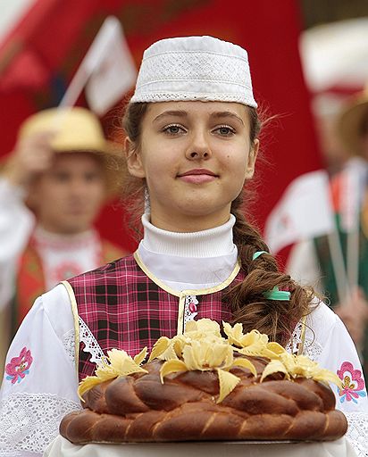 30.09.2011 В белорусском Молодечно 30 сентября в третий раз открылся фестиваль-ярмарка «Дожинки-2011», который считается главным праздником хлеборобов. Участники праздника, одетые в национальные костюмы, прошли по улицам города, а лучшим фермерам вручили специальные награды.