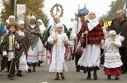 30.09.2011 В белорусском Молодечно 30 сентября в третий раз открылся фестиваль-ярмарка «Дожинки-2011», который считается главным праздником хлеборобов. Участники праздника, одетые в национальные костюмы, прошли по улицам города, а лучшим фермерам вручили специальные награды.