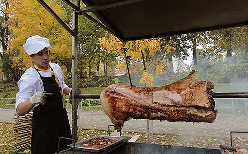 30.09.2011 В белорусском Молодечно 30 сентября в третий раз открылся фестиваль-ярмарка «Дожинки-2011», который считается главным праздником хлеборобов. Участники праздника, одетые в национальные костюмы, прошли по улицам города, а лучшим фермерам вручили специальные награды.