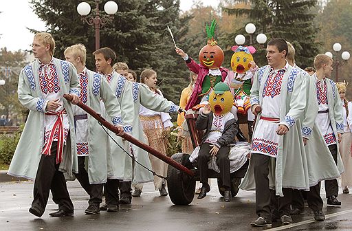 30.09.2011 В белорусском Молодечно 30 сентября в третий раз открылся фестиваль-ярмарка «Дожинки-2011», который считается главным праздником хлеборобов. Участники праздника, одетые в национальные костюмы, прошли по улицам города, а лучшим фермерам вручили специальные награды.