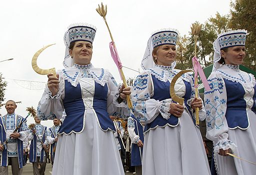 30.09.2011 В белорусском Молодечно 30 сентября в третий раз открылся фестиваль-ярмарка «Дожинки-2011», который считается главным праздником хлеборобов. Участники праздника, одетые в национальные костюмы, прошли по улицам города, а лучшим фермерам вручили специальные награды.