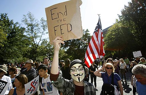 06.10.2011 В столице США прошла акция протеста под лозунгом &quot;Оккупируй Вашингтон&quot;. На улицы вышли около тысячи человек, однако столкновений с полицией удалось избежать