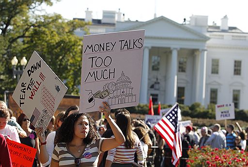 06.10.2011 В столице США прошла акция протеста под лозунгом &quot;Оккупируй Вашингтон&quot;. На улицы вышли около тысячи человек, однако столкновений с полицией удалось избежать