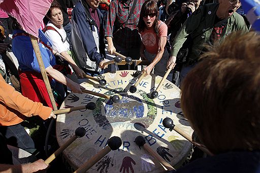 06.10.2011 В столице США прошла акция протеста под лозунгом &quot;Оккупируй Вашингтон&quot;. На улицы вышли около тысячи человек, однако столкновений с полицией удалось избежать