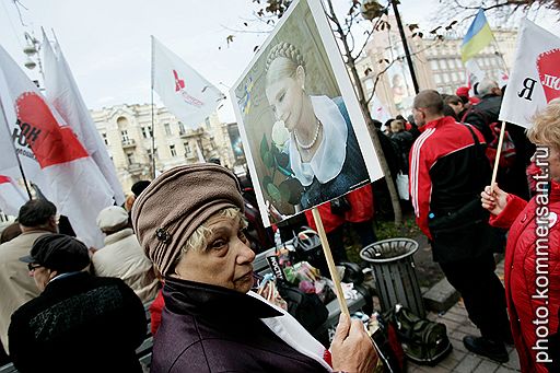 11.10.2011 Несколько тысяч сторонников Юлии Тимошенко собрались у здания Печерского суда Киева, чтобы выразить недовольство приговором своему кумиру. Они раскачивали автобусы милиции и пытались перекрыть Крещатик
