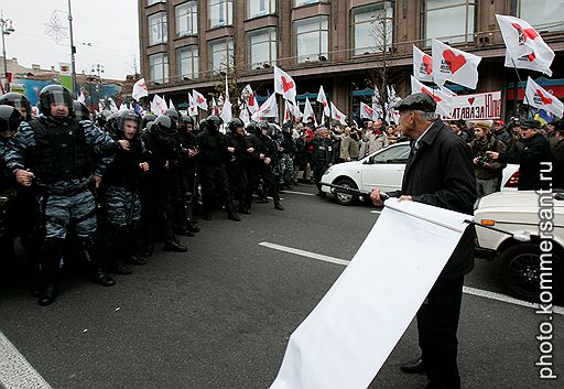 11.10.2011 Несколько тысяч сторонников Юлии Тимошенко собрались у здания Печерского суда Киева, чтобы выразить недовольство приговором своему кумиру. Они раскачивали автобусы милиции и пытались перекрыть Крещатик
