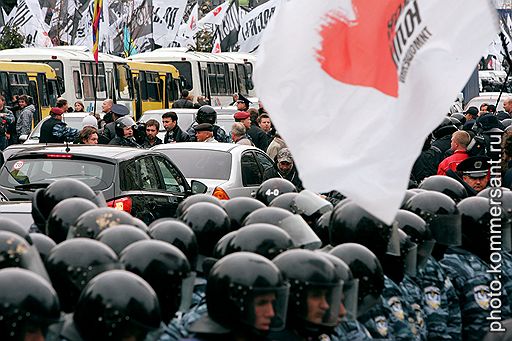 11.10.2011 Несколько тысяч сторонников Юлии Тимошенко собрались у здания Печерского суда Киева, чтобы выразить недовольство приговором своему кумиру. Они раскачивали автобусы милиции и пытались перекрыть Крещатик
