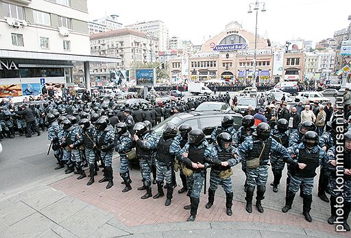 11.10.2011 Несколько тысяч сторонников Юлии Тимошенко собрались у здания Печерского суда Киева, чтобы выразить недовольство приговором своему кумиру. Они раскачивали автобусы милиции и пытались перекрыть Крещатик
