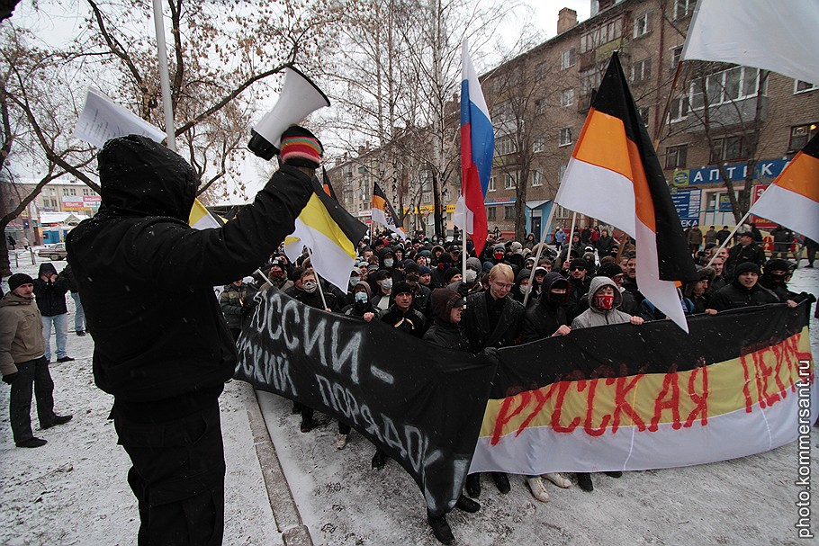 04.11.2011 В Люблино прошел традиционный «Русский марш» — по оценкам наблюдателей в этом году его участники не отличились ни численностью, ни активностью. Даже присоединившийся к шествию Алексей Навальный реагировал на происходившее скептически