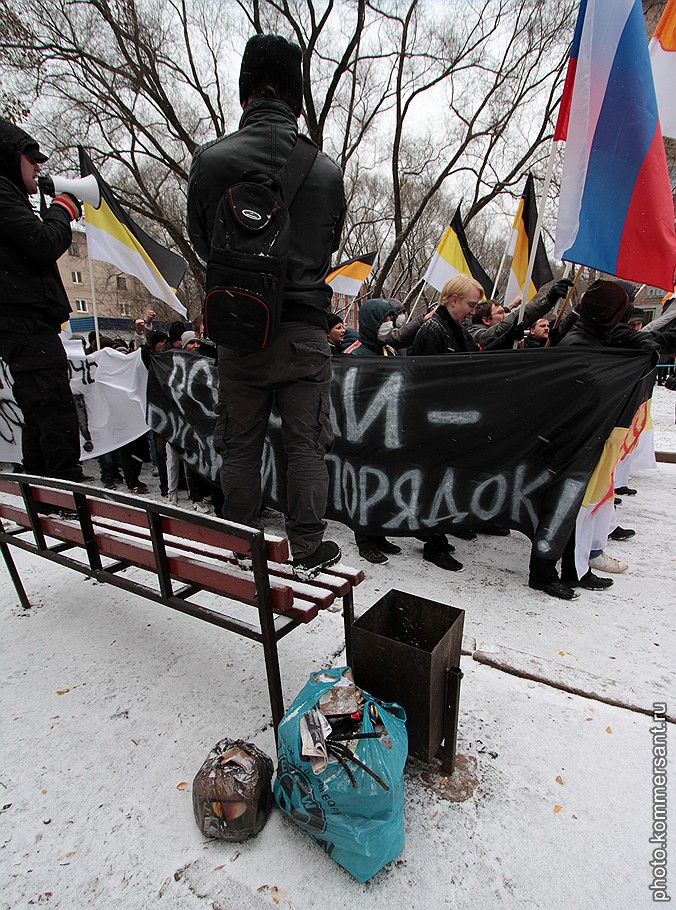 04.11.2011 В Люблино прошел традиционный «Русский марш» — по оценкам наблюдателей в этом году его участники не отличились ни численностью, ни активностью. Даже присоединившийся к шествию Алексей Навальный реагировал на происходившее скептически