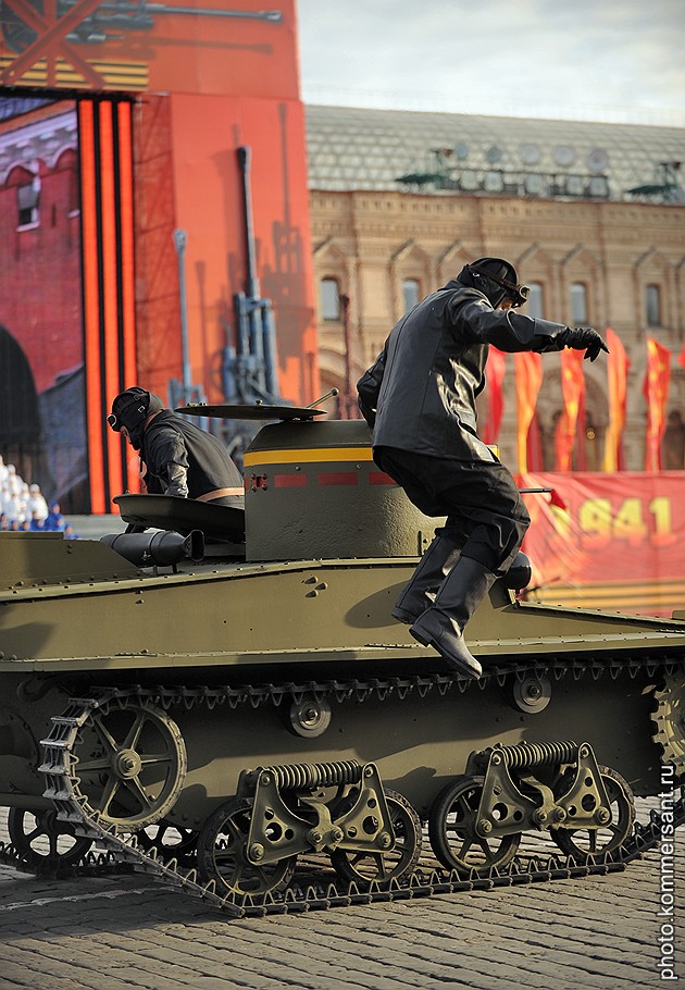 07.11.2011 На Красной площади состоялась точная реконструкция парада 7 ноября 1941 года. В честь 70-летия военного марша по площади прошли несколько тысяч человек в форме различных войск, и проехали знаменитые танки Т-34 и &quot;Катюши&quot;
