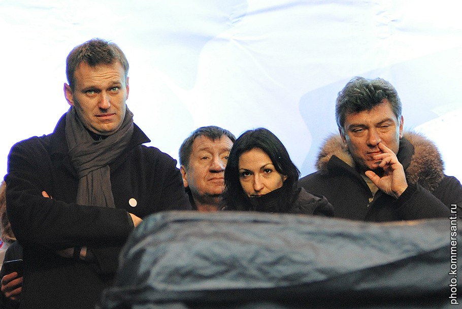 Алексей Навальный (слева), член федерального политсовета движения &quot;Солидарность&quot; Иван Стариков (второй слева) и сопредседатель Борис Немцов (справа)