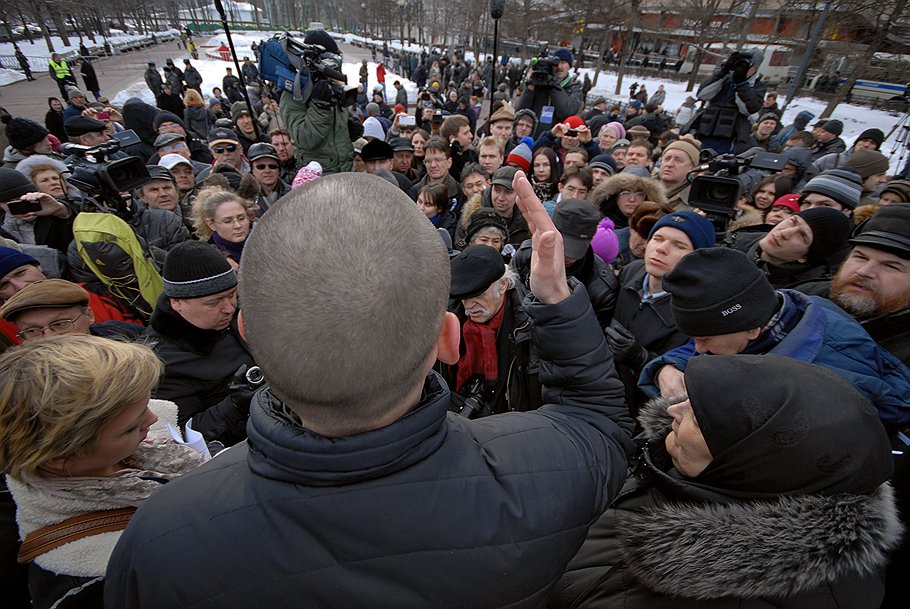 Сергей Удальцов (в центре)