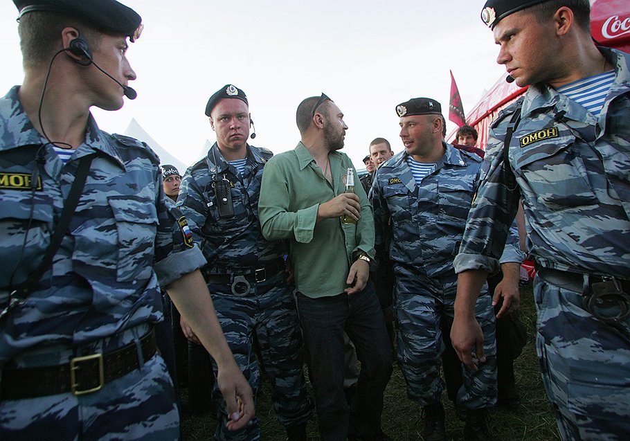 Солист группы &quot;Ленинград&quot; Сергей Шнуров (в центре) на рок-фестивале «Эммаус-2006» 

Тверская обл., июль 2006
