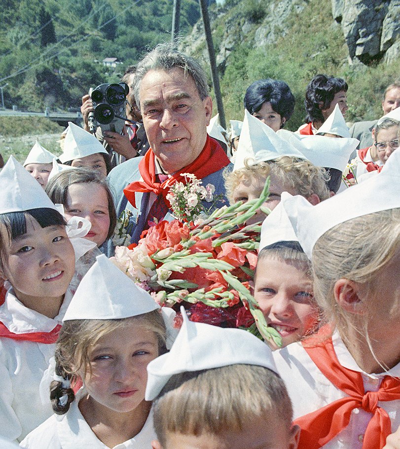 Генеральный секретарь ЦК КПСС Леонид Брежнев среди пионеров Алма-Аты.