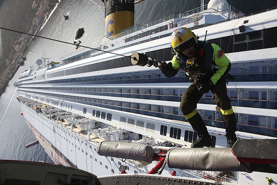 23 января 2012 года. Спасатели спускается по канату на борт круизного лайнера &quot;Costa Concordia&quot;, который потерпел крушение 13 января 2012