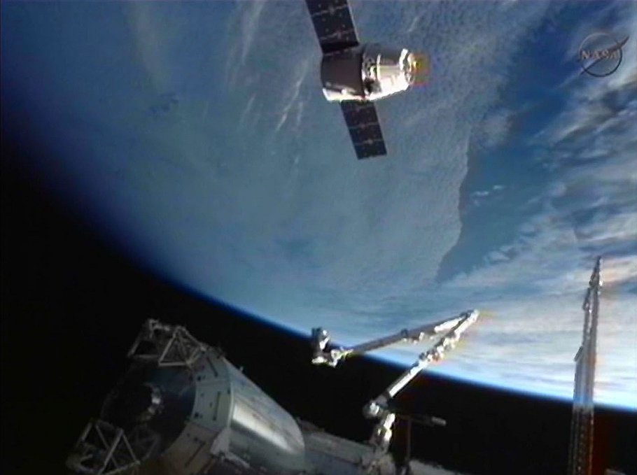 Американская компания SpaceX совершила успешный коммерческий рейса к МКС. В октябре космический корабль Dragon благополучно приводнился в Тихом океане, вернушись с Международной космической станции с 900 кг полезного груза