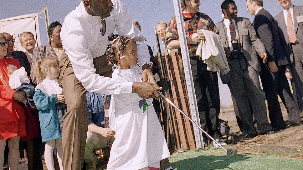 Майкл Джордан помогает Рамике Форд в своем новом гольф-клубе. 6 апреля 1995 года