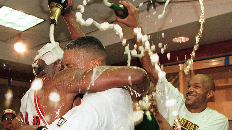 Майкл Джордан (слева) обнимает Скотти Пиппена после победы &quot;Чикаго&quot; над &quot;Сиэтлом&quot; в финале плей-офф чемпионата-1995/96. 16 июня 1996 года